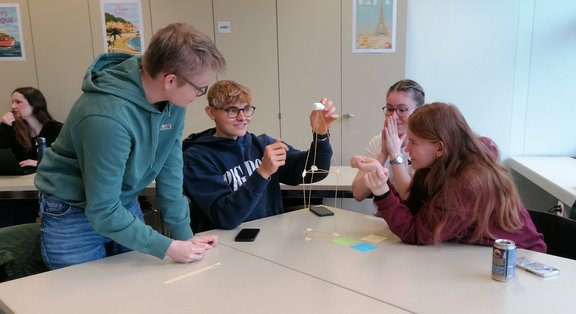 Salle de classe avec activité de groupe créative