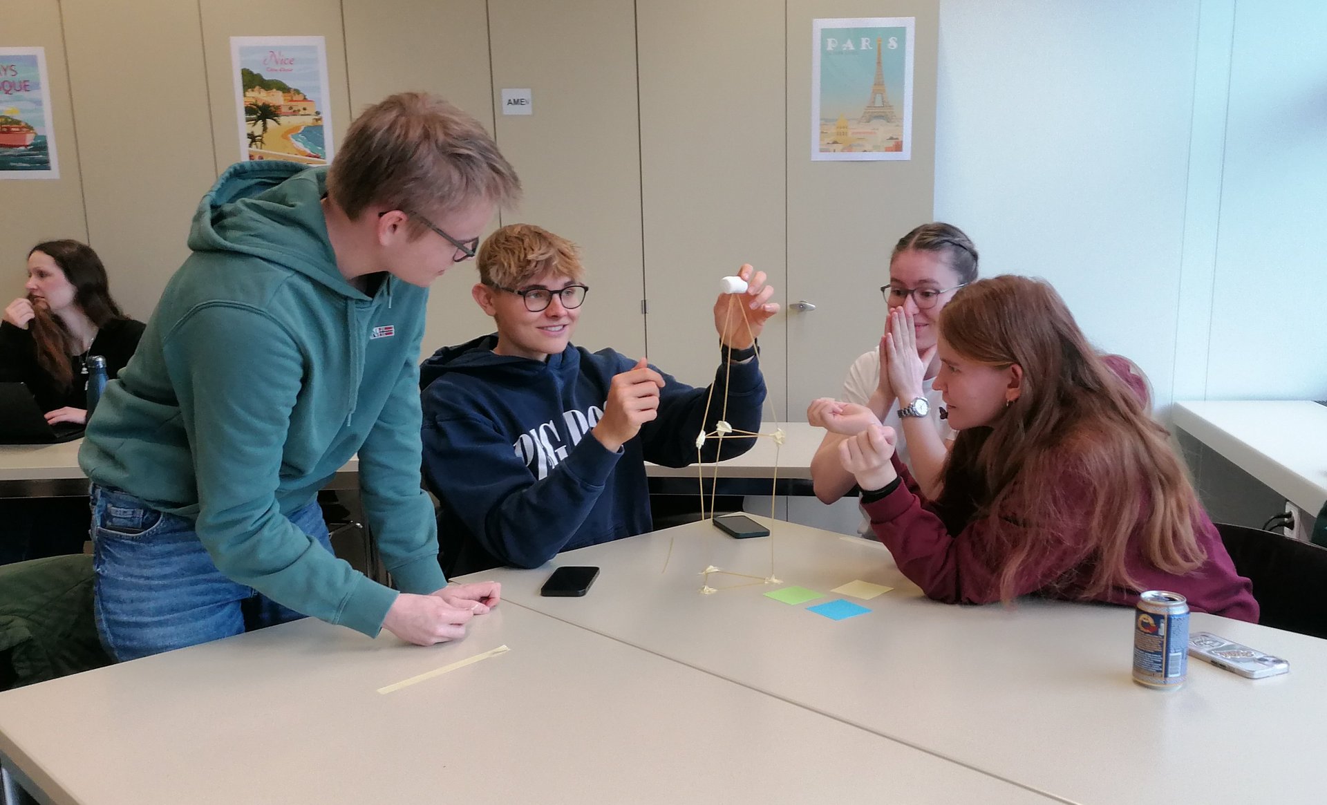 Aula con attività creative di gruppo