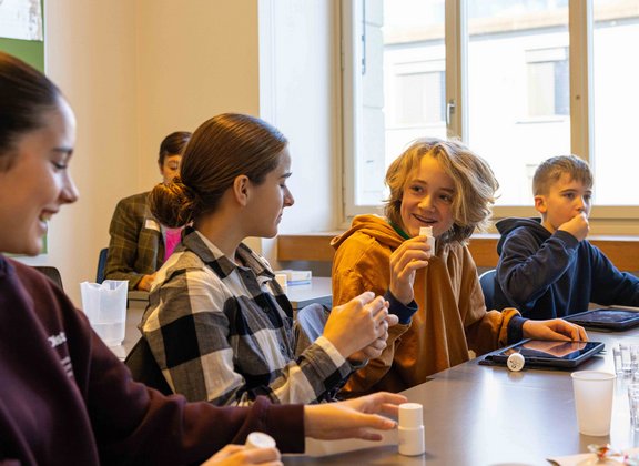 Gli alunni di una classe sperimentano il TecDay e ridono.