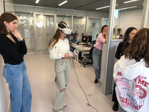 Gruppe von Mädchen testet VirtualRealityTechnologie