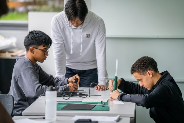 Schüler arbeiten konzentriert an einem Projekt