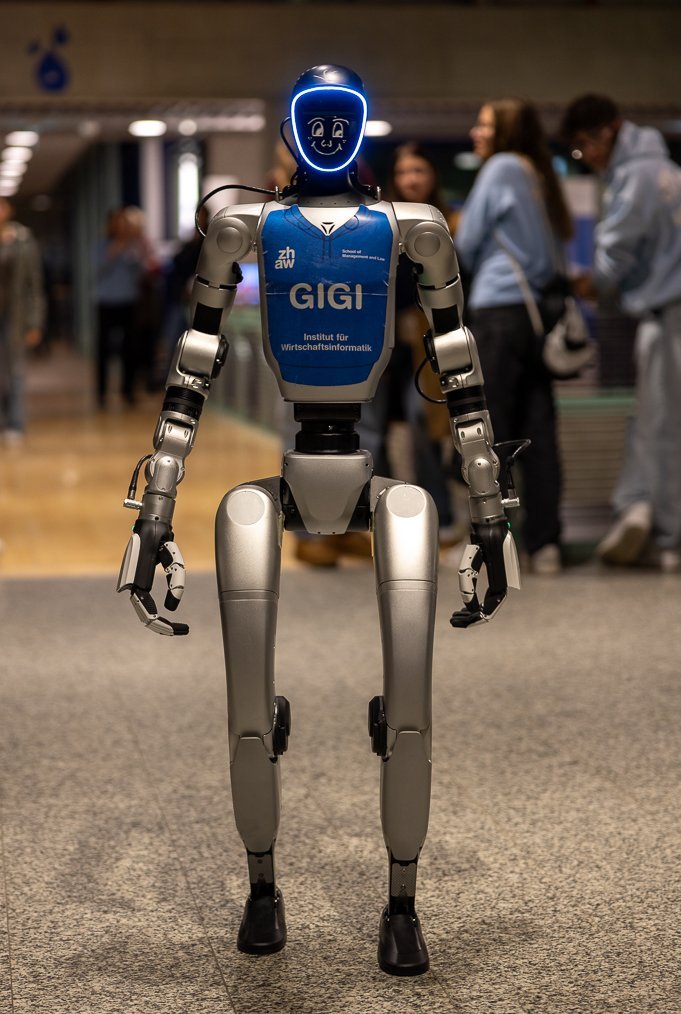 Robot umanoide con volto luminoso in un corridoio