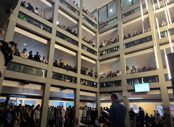 Atrium de plusieurs étages rempli de spectateurs